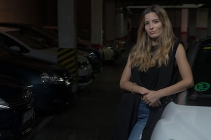 Patricia Vega posa junto a su nuevo coche de segunda mano en su garaje, este miércoles.