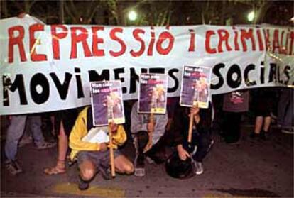 Manifestantes del colectivo <i>okupa</i>, ayer ante la Delegación del Gobierno.