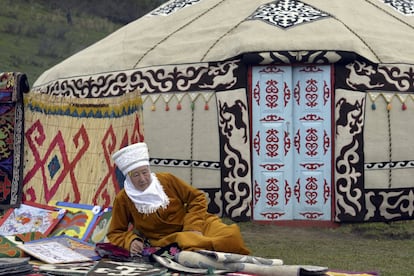 Una mujer kirguís vestida con el traje tradicional expone objetos tradicionales durante el segundo día de los World Nomad Games, en el lago Issyk Kul de Cholpon-Ata (Kirguistán).