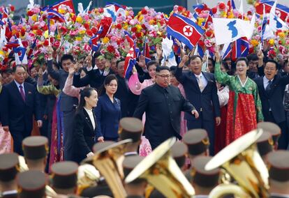 El líder norcoreano Kim Jong-un (c) y su esposa Ri Sol-ju (i) se preparan para recibir al presidente surcoreano Moon Jae-in a su llegada al Aeropuerto Internacional Sunan en Pyongyang.