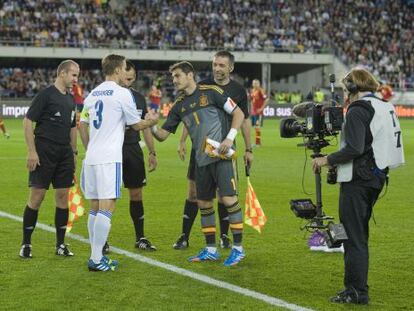 Casillas saluda a Moisander, anoche en Helsinki. 