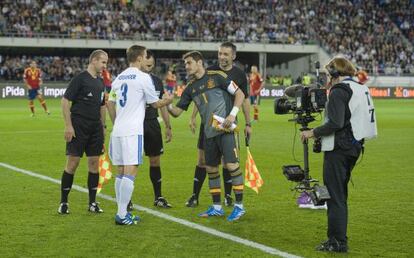 Casillas saluda a Moisander, anoche en Helsinki. 