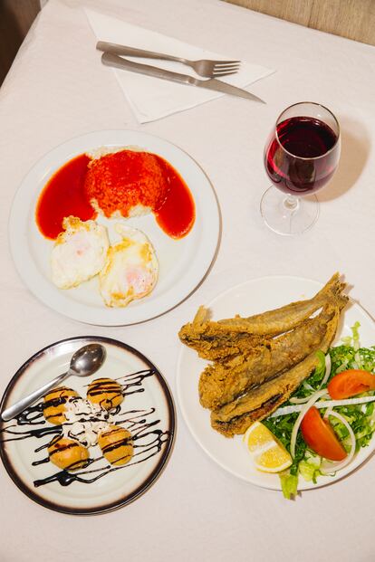 Arroz a la cubana, bacaladitos fritos con ensalada y profiteroles, una combinación posible en el restaurante Trigo. 