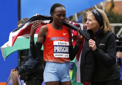 Mary Wittenberg, a la derecha, recibe a la keniana Priscah Jeptoo, primera mujer clasificada en la edición de 2013.