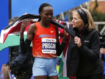 Mary Wittenberg, a la derecha, recibe a la keniana Priscah Jeptoo, primera mujer clasificada en la edición de 2013.