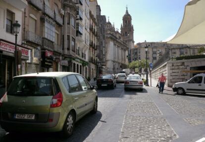 Vehículos circulando ayer por el entorno de la catedral después del fin de las restricciones al tráfico.