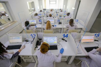 Trabajadores del servicio de emergencias en Baku (Azerbaiyán).