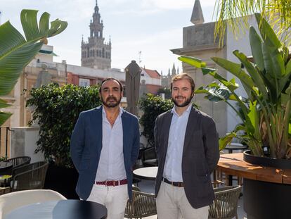 Los empresarios Antonio Gordillo (izquierda) y Gonzalo Armenteros, fotografiados en su hotel de Sevilla.