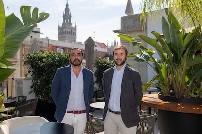 Los empresarios Antonio Gordillo (izquierda) y Gonzalo Armenteros, fotografiados en su hotel de Sevilla.