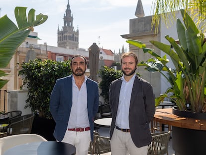 Los empresarios Antonio Gordillo (izquierda) y Gonzalo Armenteros, fotografiados en su hotel de Sevilla.