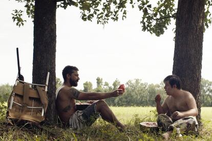 Shia LaBeouf y Zack Gottsagen en 'La familia que tú eliges'.