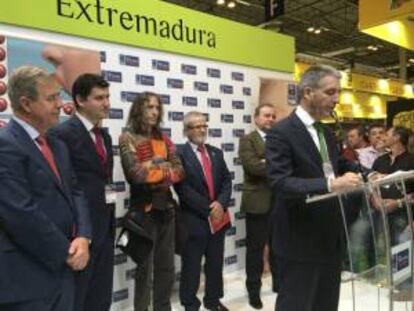 Fotografía facilitada por el Gobierno de Extremadura del director general de Comercio e Inversiones, Miguel Córdoba (d), durante su intervención en el acto de entrega del Premio Picota 2014, que le ha sido entregado al líder de la banda de rock Extremoduro, Roberto Iniesta (3i), hoy en el marco del Salón Gourmet de Madrid.