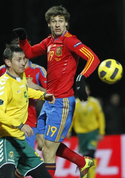 Fernando Llorente ha jugado con la camiseta del Mundial, que no luce la estrella de campeón del mundo ni las franjas azules en los hombros y los costados.