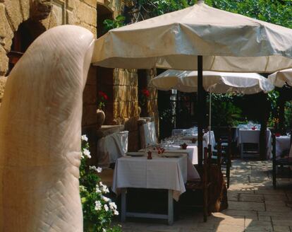 Escultura de César (Baldaccini) en la terraza de La Colombre d'Or. |