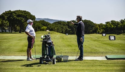 Dos jugadors amb mascareta, aquest dilluns al camp de golf del Club d'Aro.