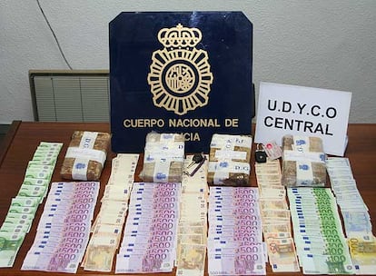 Imagen de los billetes y las drogas incautadas a la pareja.