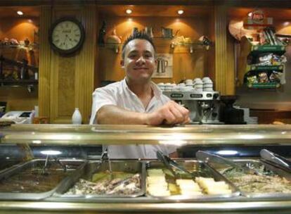 El ecuatoriano Richard Hidalgo, ayer en su lugar de trabajo, un bar restaurante madrileño