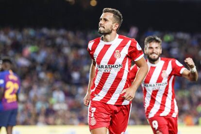 Stuani celebra uno de sus goles en el Camp Nou.