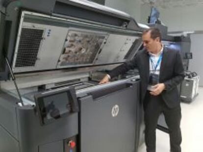 Un empleado de HP muestra como funciona una impresora 3D de HP.