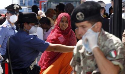 Inmigrantes atendidos este viernes en Nápoles por los servicios de rescate italianos tras su rescate en el Mediterráneo.