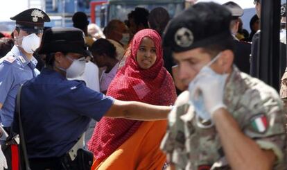 Inmigrantes atendidos este viernes en N&aacute;poles por los servicios de rescate italianos tras su rescate en el Mediterr&aacute;neo.