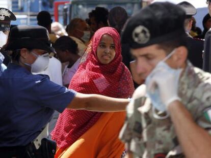 Inmigrantes atendidos este viernes en N&aacute;poles por los servicios de rescate italianos tras su rescate en el Mediterr&aacute;neo.