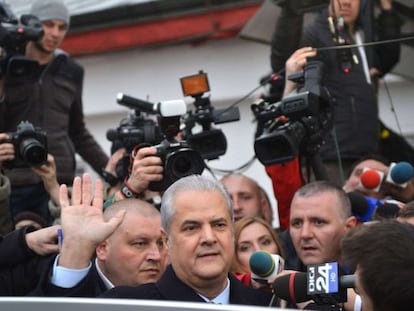 Adrian Nastase saluda tras salir de la c&aacute;rcel en Bucarest.