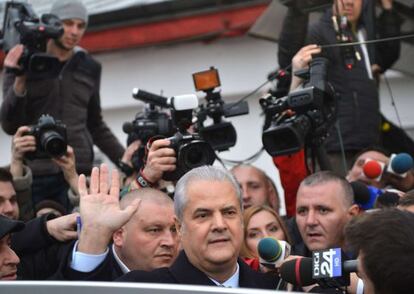 Adrian Nastase saluda tras salir de la cárcel en Bucarest.