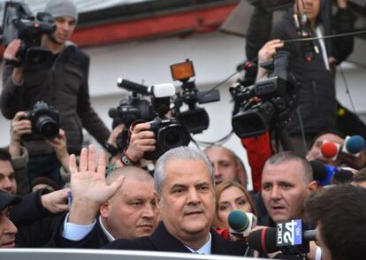 Adrian Nastase saluda tras salir de la c&aacute;rcel en Bucarest.