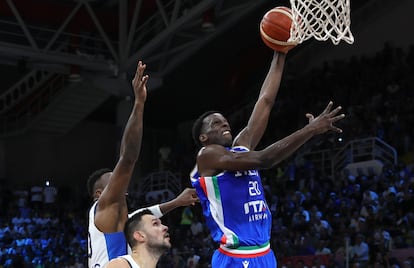 Niang, ante Grecia.

