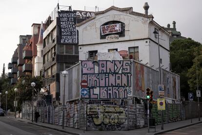 Imagen de la fachada de los centros sociales okupados el Kubo y la Ruïna en el barrio de la Bonanova con fecha prevista de desalojo para manana.