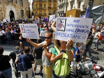 Protesta masiva de discapacitados y trabajadores del sector en Valencia por los impagos del Consell.