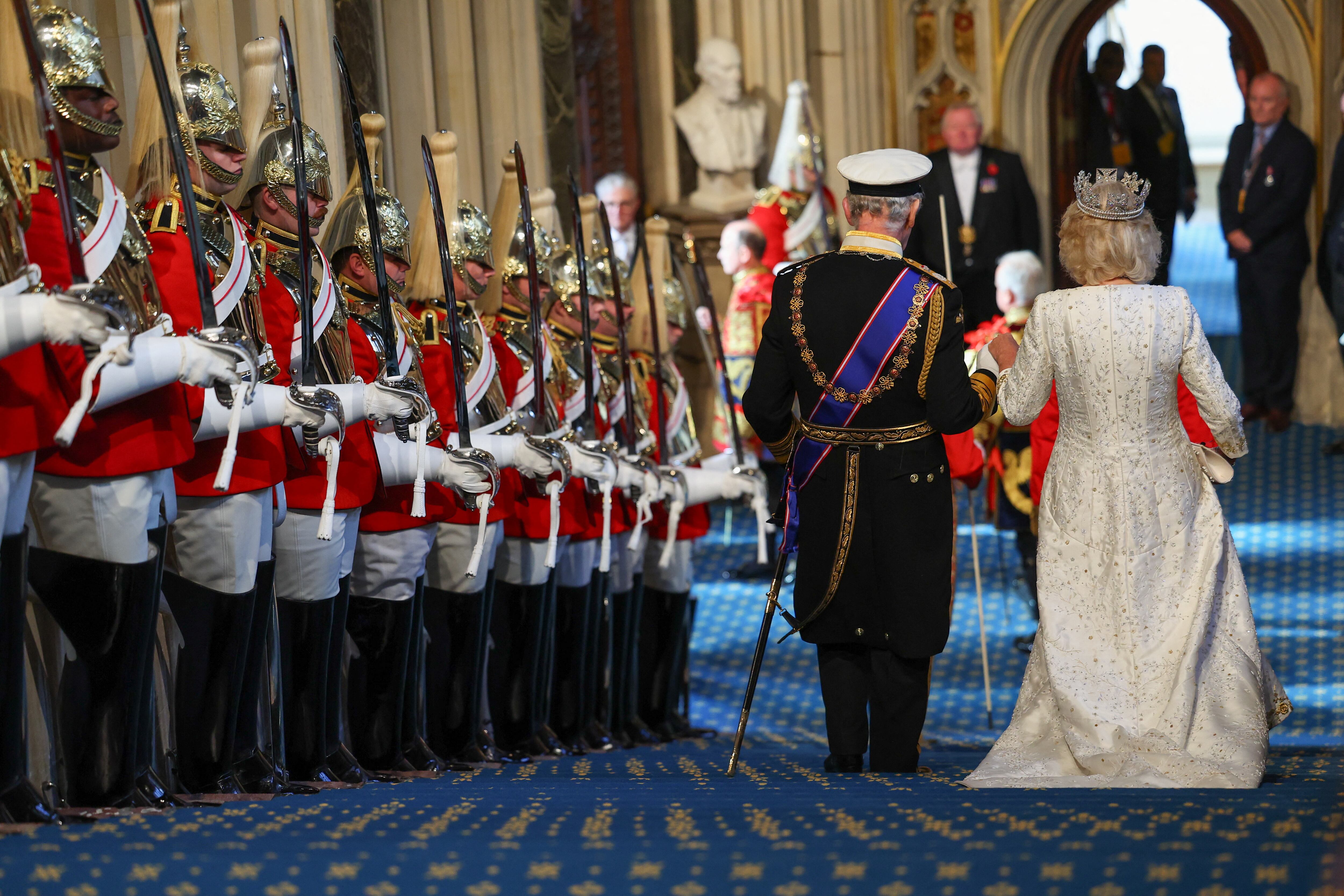 El Rey y la Reina abandonan las Casas del Parlamento, tras el discurso pronunciado por el monarca con motivo de la apertura de las sesiones del Parlamento, este martes.   