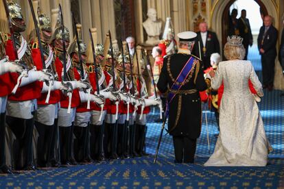 El Rey y la Reina abandonan las Casas del Parlamento, tras el discurso pronunciado por el monarca con motivo de la apertura de las sesiones del Parlamento, este martes.   