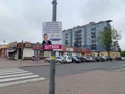 Propaganda electoral de Andrzej Sitnik, candidato independiente apoyado por Plataforma Cívica que aspira a la reelección como alcalde de Siedlce, este domingo.