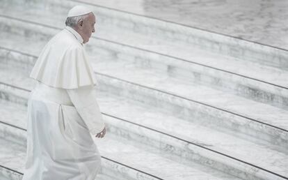 El Papa, camino de su audiencia semanal de los miércoles.