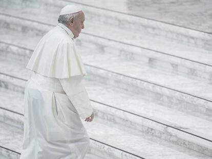 El Papa, camino de su audiencia semanal de los miércoles.