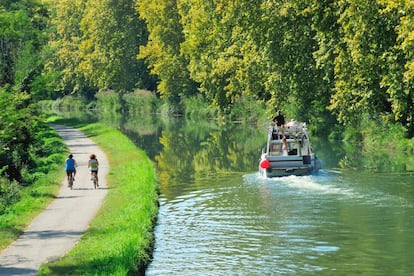 Los romanos ya barajaron la idea de un vía fluvial que conectara el Atlántico con el Mediterráneo atravesando la actual Francia, pero no fue hasta el siglo XVII cuando se construyó el turismo-occitanie.es