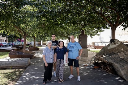 Lola, Francisco, Pili y Francisco vivían en los edificios donde ahora se asienta el jardín lleno de enseras de personas sin techo que duermen allí, en una imagen tomada este viernes.