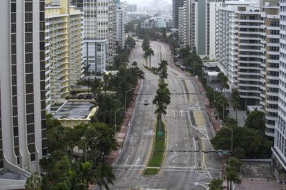 Vista de los edificios de Miami Beach, junto a la avenida Collins Ave, la más importante de esta zona de la ciudad, totalmente vacía.