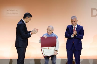 MADRID, 10/12/2024.- El presidente del Gobierno, Pedro Sánchez, y el ministro de Política Territorial y Memoria Democrática, Ángel Víctor Torres, entregan, el pasado 10 de diciembre, un diploma de reconocimiento a Luis Pérez Lara, represaliado del franquismo. 