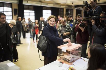 L'alcaldessa de Barcelona, Ada Colau, votant després d'haver hagut de tornar a  casa seva a buscar el DNI per poder exercir el dret a sufragi.