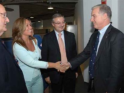 Trinidad Jiménez saluda a Howard Dean, líder del Partido Demócrata, en presencia del embajador español en EE UU, Carlos Westendorp, y José Blanco (en el centro), el pasado miércoles en Washington.