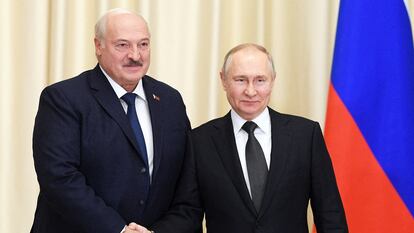 Vladimir Putin estrecha la mano de Alexander Lukashenko, presidente de Bielorrusia, durante un encuentro celebrado en Moscú el pasado mes de febrero.