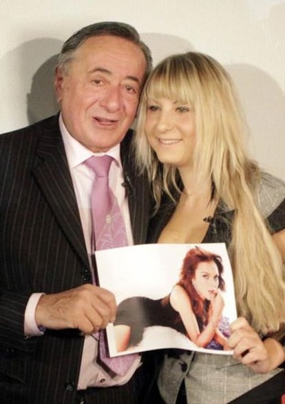 El empresario austríaco Richard Lugner y su novia, Anastasia Sokol, posan con una foto de Lindsay Lohan, invitada especial para el tradicional baile de la Ópera de Viena de 2010