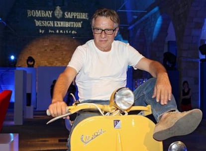 El diseñador Javier Mariscal, montado en un Vespa, en la presentación de la exposición 'Bombay Sapphire Design Exhibition', en Barcelona.