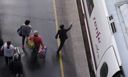 Un grupo de pasajeros accede a un tren de alta velocidad en la estación madrileña de Atocha.