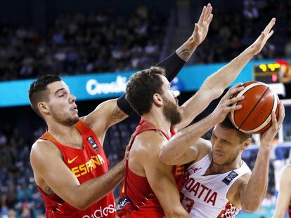 Willy Hernang&oacute;mez y Sergio Rodr&iacute;guez defienden a Marko Tomas