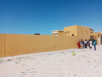 Se trata de una iniciativa del Museo Nacional de Nouakchott, que recibe apoyo del Ministerio de Educación del país africano y la Embajada de España en Mauritania. El proyecto surgió al constatar la ausencia de las artes visuales en el programa escolar, y fue el director general del Museo, Mamadou Hadya Kane, quien lanzó la idea de crear el proyecto 'El Museo va a la escuela', y confió al pintor Mansour Kebe la coordinación de la misión. <p>“Al principio pensé que la actividad era para niños pequeños, pero cuando entendí que la idea era pintar un gran mural en la pared, entonces participé con Daud para colorear nuestra escuela. Ahora, cada mañana, cuando llego al colegio y veo la pintura me da mucha alegría”, dice Moktar Ahmed, unos de los alumnos participantes. </p>