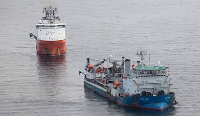 Dos barcos despliegan un cable submarino en el mar de Irlanda, el pasado julio.